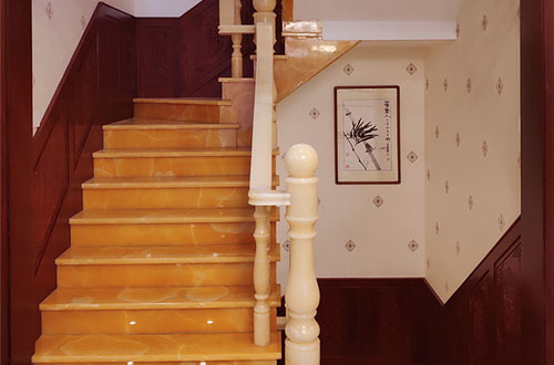 船营中式别墅室内汉白玉石楼梯的定制安装装饰效果